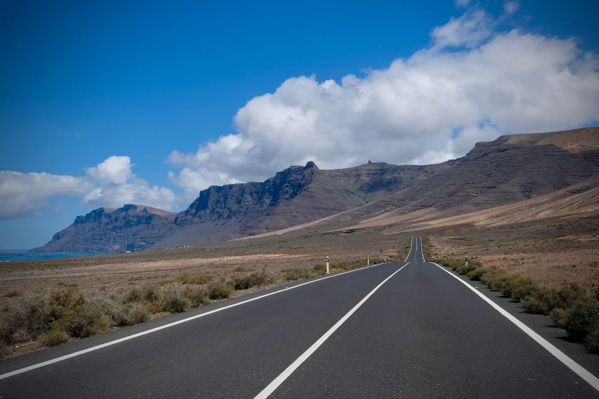 The road to Famara with the El Risco cliffs ahead